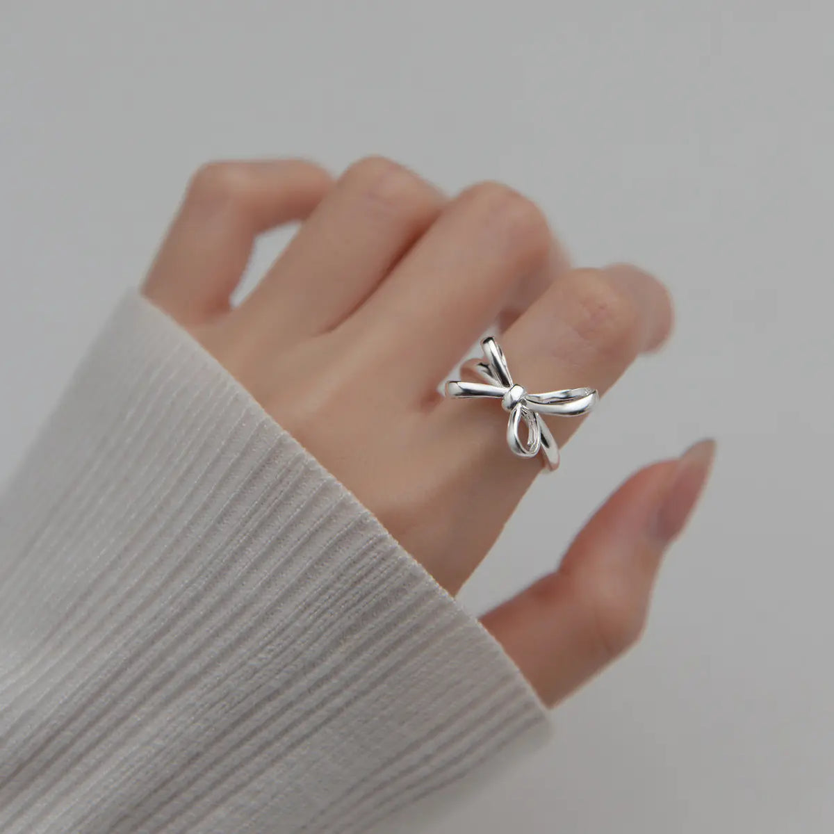 Bague contemporaine en argent avec nœud.