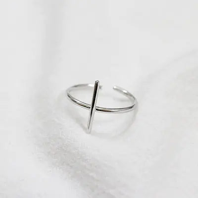 Bague géométrique cylindre croisé minimaliste