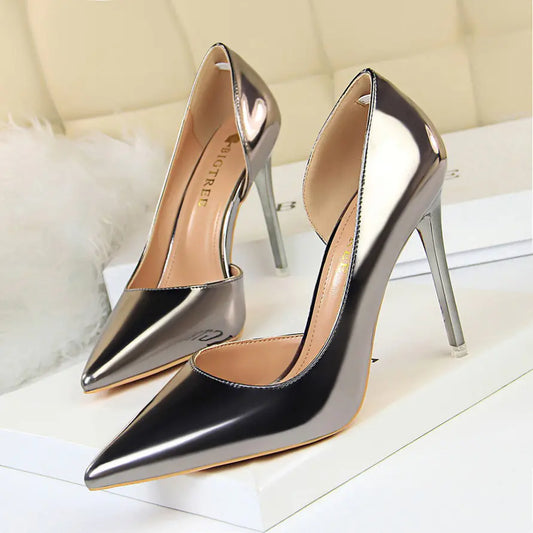 Women's Pointed Shoe with Metal Heel Design