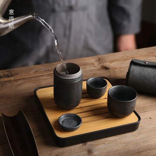 Service à thé de voyage en céramique avec tasses en argile noire