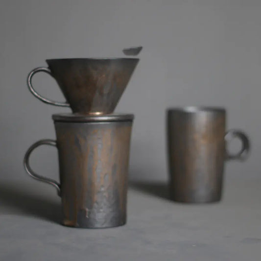 Cafetière dorée faite main au design créatif