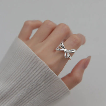Bague contemporaine en argent avec nœud.