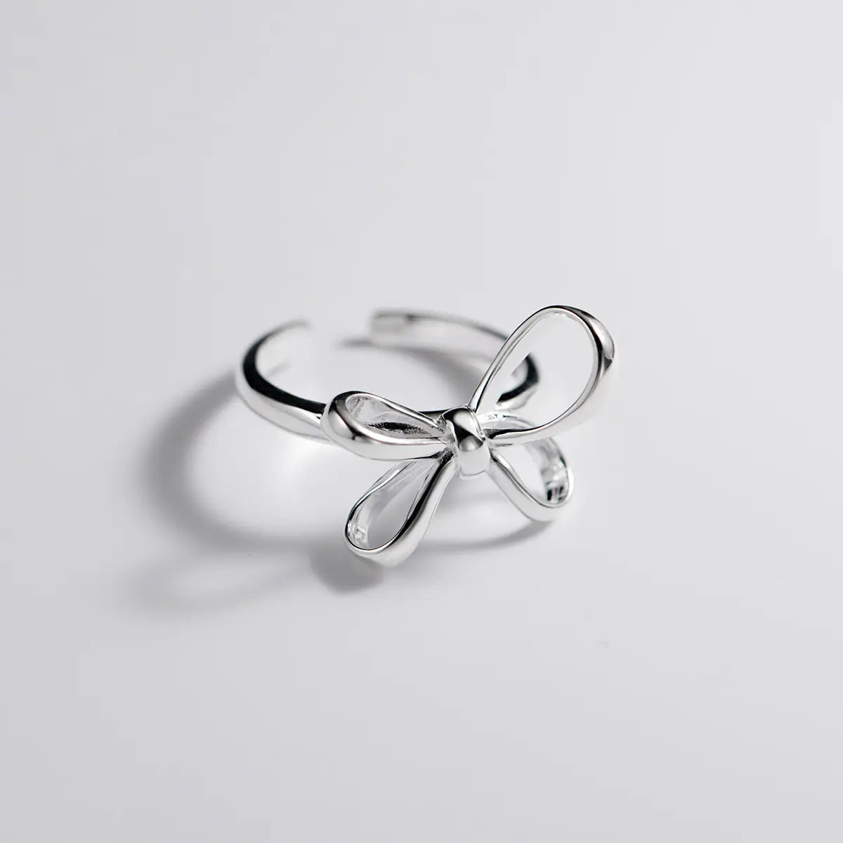Bague contemporaine en argent avec nœud.