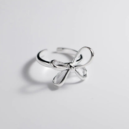 Bague contemporaine en argent avec nœud.