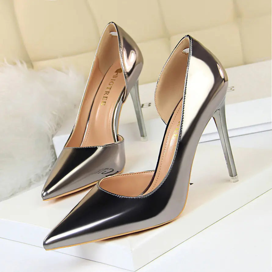 Chaussure à bout pointu pour femme avec talon métallique