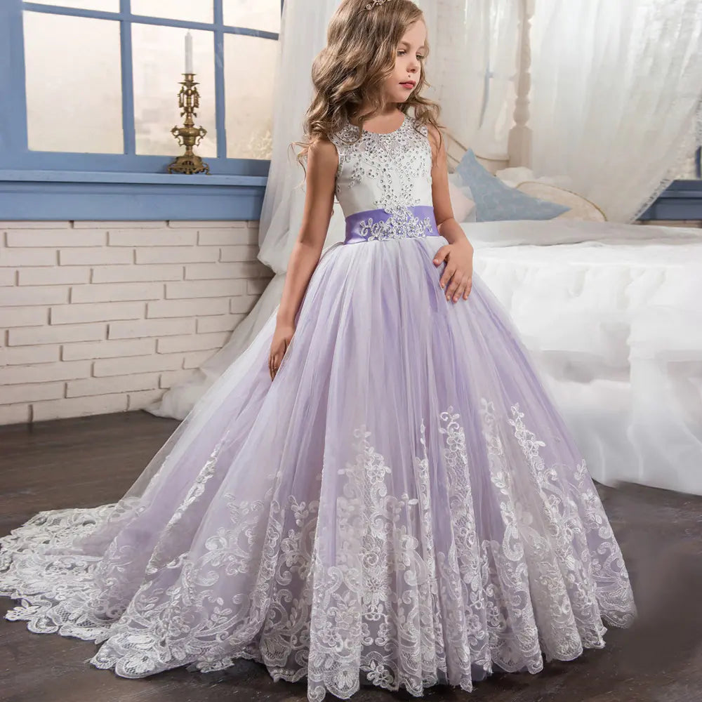 Robe de mariée assortie au bouquet de fleurs pour filles