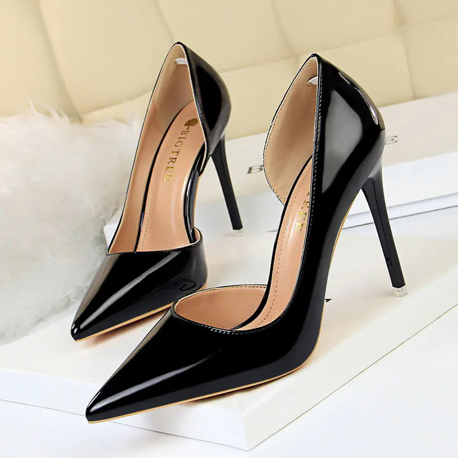 Chaussure à bout pointu pour femme avec talon métallique